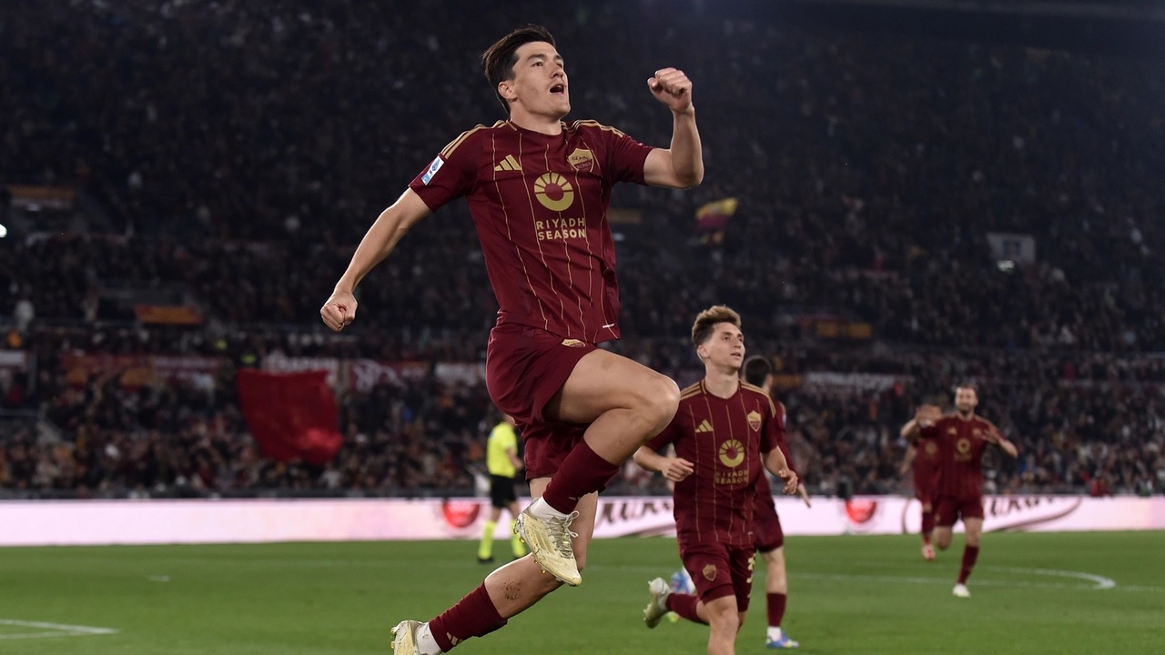 Eldor Shomurodov ăn mừng bàn thắng mở tỷ số cho AS Roma trước Hellas Verona tại Serie A.