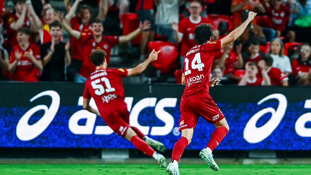 Cầu thủ Adelaide United và Wellington Phoenix tranh bóng quyết liệt trên sân A-League