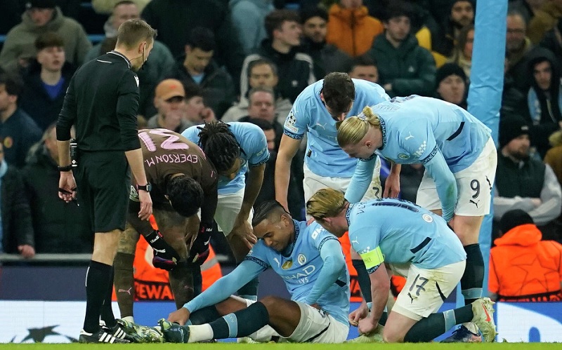 Trung vệ Manuel Akanji của Man City với chấn thương hông nghiêm trọng