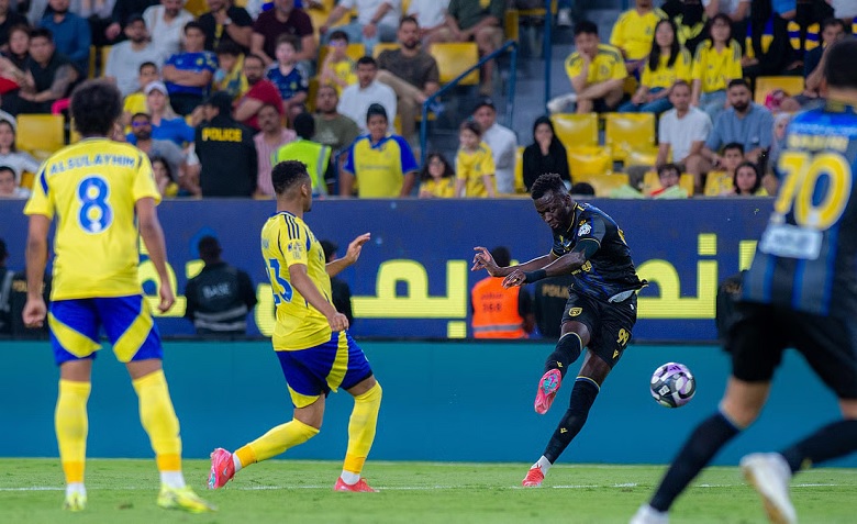 Al Nassr chia điểm Al Taawoun trên sân nhà, đánh mất hy vọng dự Cúp C1 châu Á.