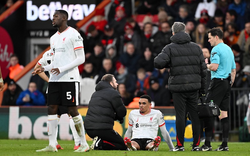 Alexander-Arnold đau đớn rời sân sau chấn thương trong trận Liverpool vs Bournemouth
