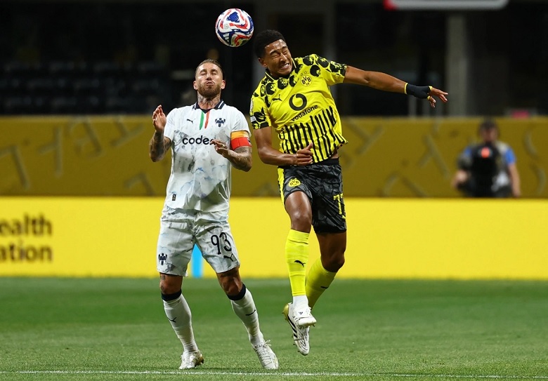 Jobe Bellingham trong màu áo Dortmund thể hiện sự thất vọng sau khi nhận thẻ vàng, bỏ lỡ trận đấu tứ kết FIFA Club World Cup 2025 với anh trai Jude Bellingham của Real Madrid.