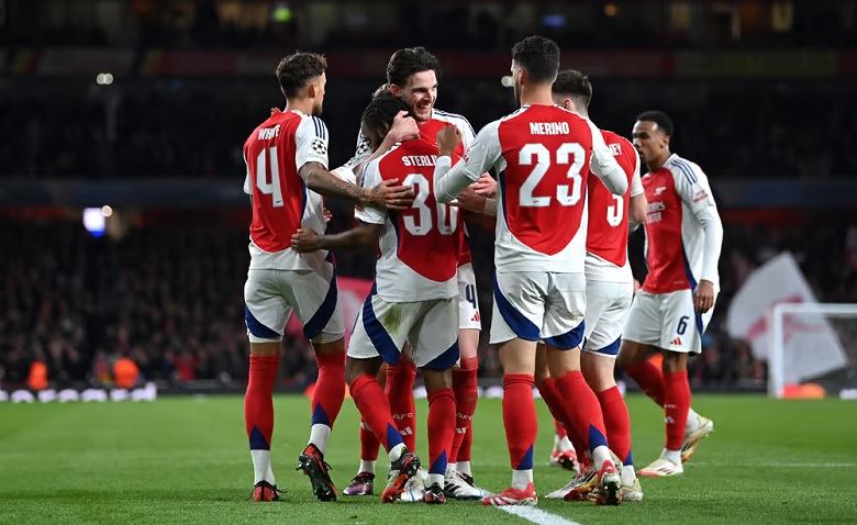 Arsenal lần thứ hai liên tiếp tiến vào tứ kết Champions League sau trận hòa 2-2 với PSV