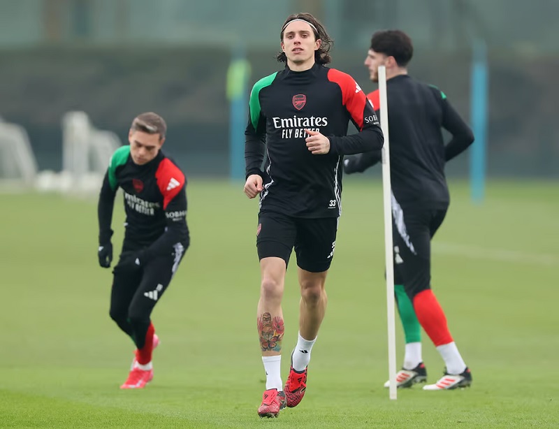 Hai tài năng trẻ Calafiori và Nwaneri bình phục chấn thương, sẵn sàng ra sân cho Arsenal