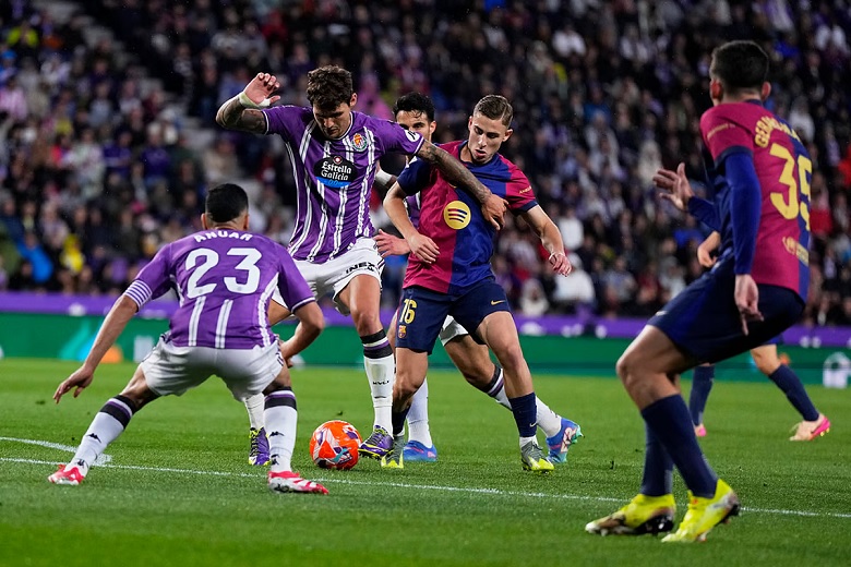 Barcelona duy trì khoảng cách điểm với Real Madrid sau chiến thắng kịch tính ở La Liga