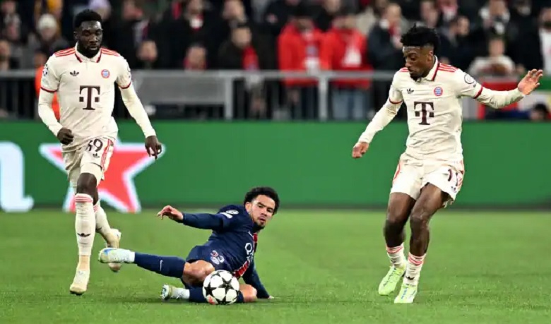 Cầu thủ PSG và Bayern Munich thi đấu quyết liệt trong trận đấu quốc tế