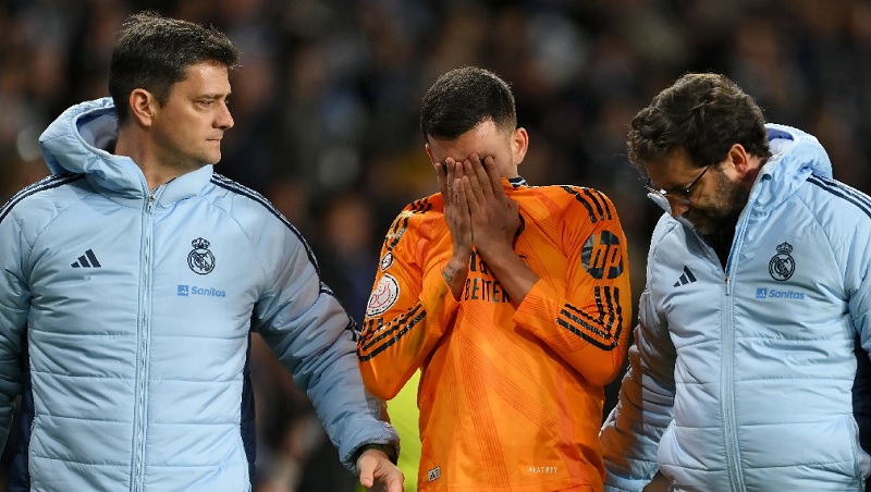 Dani Ceballos ôm mặt đầy đau đớn sau khi dính chấn thương nặng trong trận đấu