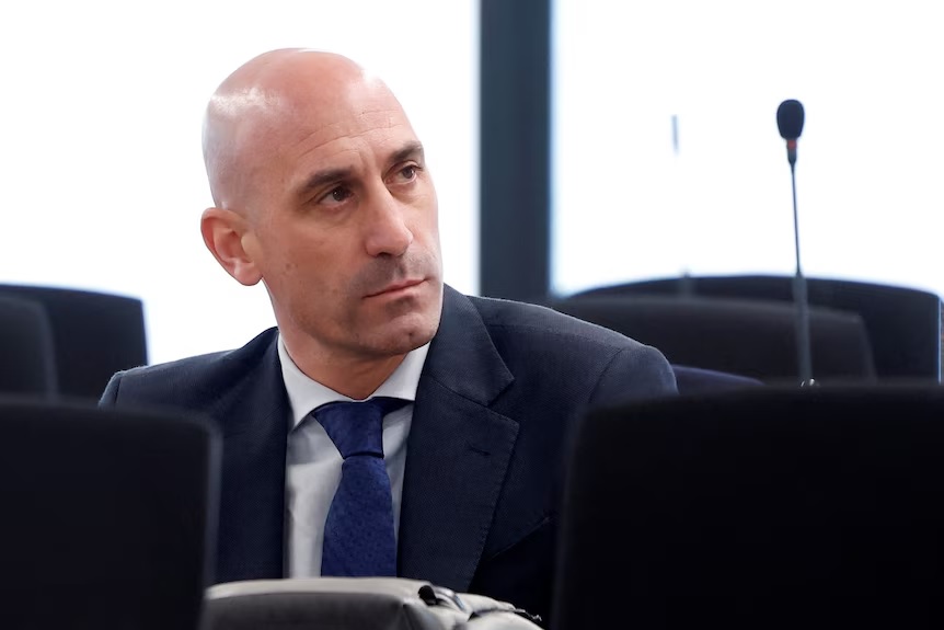 Luis Rubiales tại phiên tòa ở Madrid đối mặt cáo buộc cưỡng hôn nữ cầu thủ Jenni Hermoso
