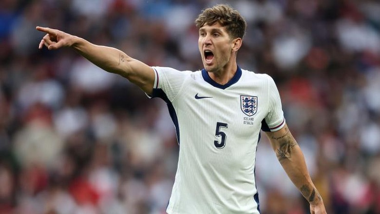 John Stones, trung vệ chủ lực của ĐT Anh, trên sân cỏ, phải rời đội vì chấn thương trước vòng loại World Cup 2026.