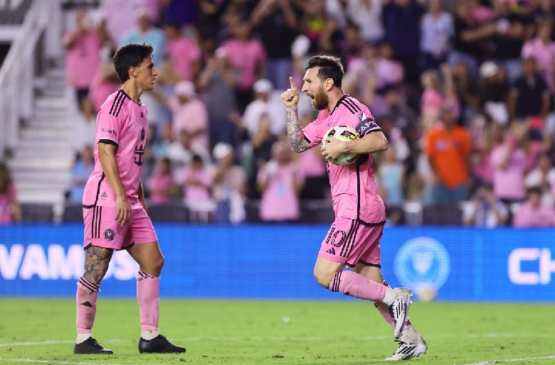 Kevin De Bruyne và Lionel Messi trên sân cỏ, tượng trưng cho viễn cảnh De Bruyne gia nhập Inter Miami của MLS