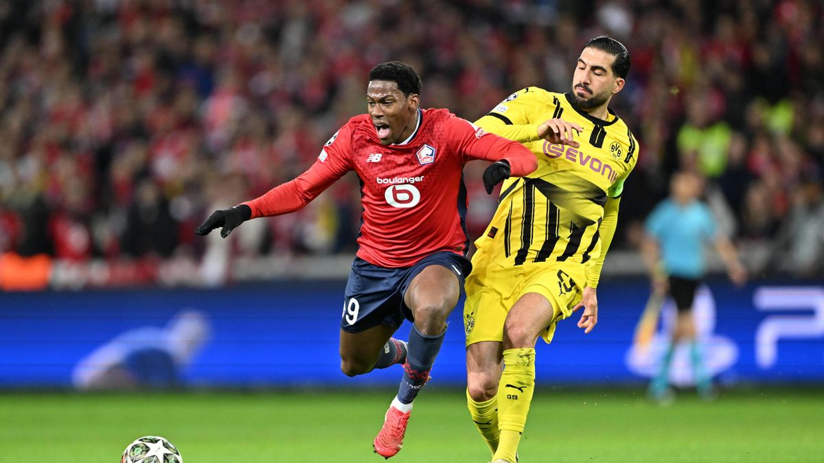 Cầu thủ Dortmund ăn mừng bàn thắng, khẳng định chiến thắng ngược dòng trước Lille để tiến vào tứ kết Cúp Châu Âu.