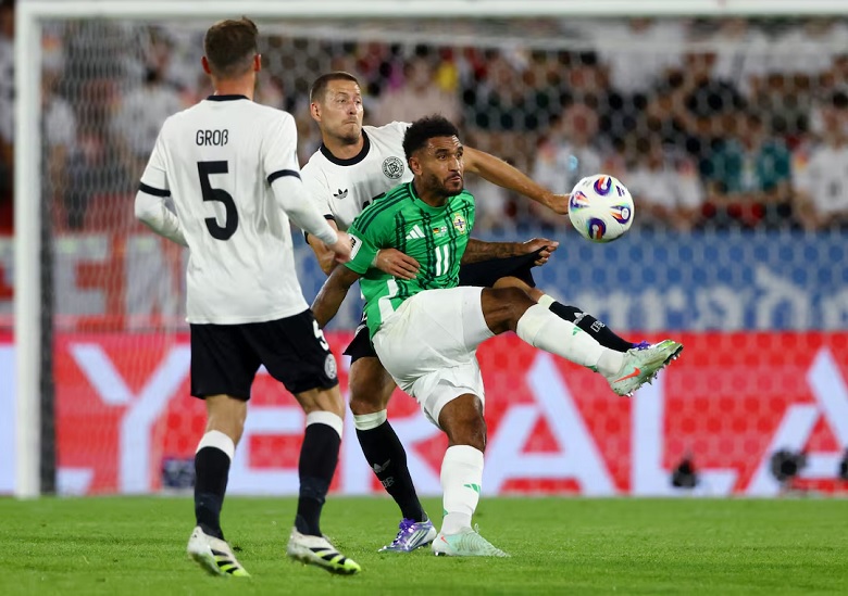 Cầu thủ Đức ăn mừng bàn thắng nâng tỷ số lên 2-1 trước Bắc Ireland tại vòng loại World Cup 2026, thể hiện sự vui mừng trên sân nhà