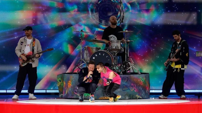 Thời gian nghỉ giữa hai hiệp chung kết Club World Cup bị kéo dài 24 phút để phục vụ màn trình diễn âm nhạc của Robbie Williams.