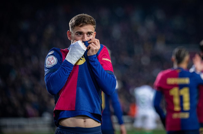 Gavi ôm đầu gối đau đớn, lo lắng về chấn thương phức tạp tại Barcelona