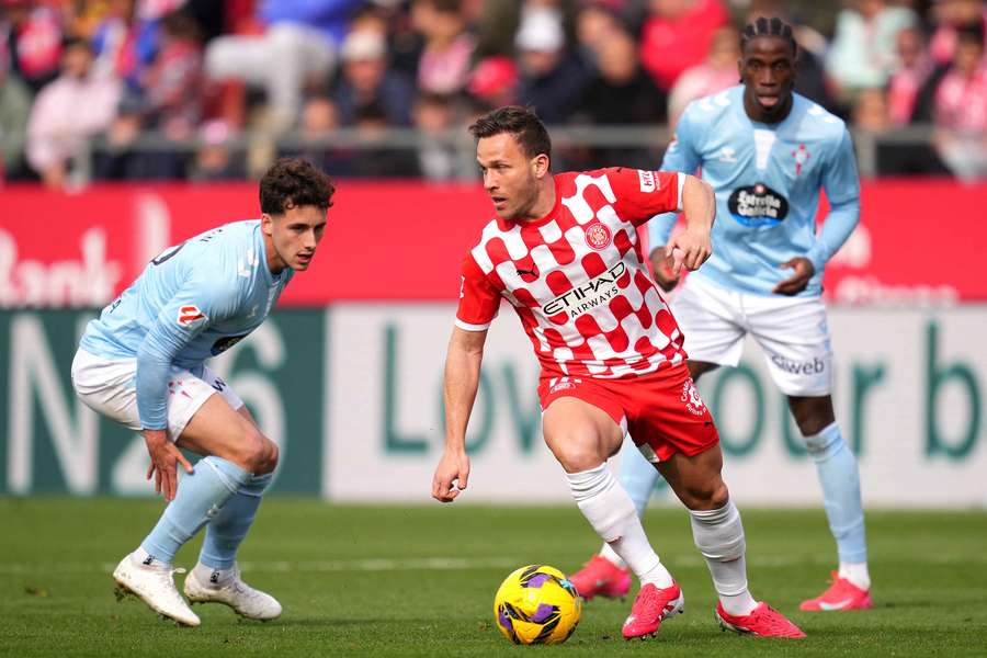 Cầu thủ Girona và Celta Vigo tranh bóng quyết liệt trong trận hòa 2-2 ở La Liga