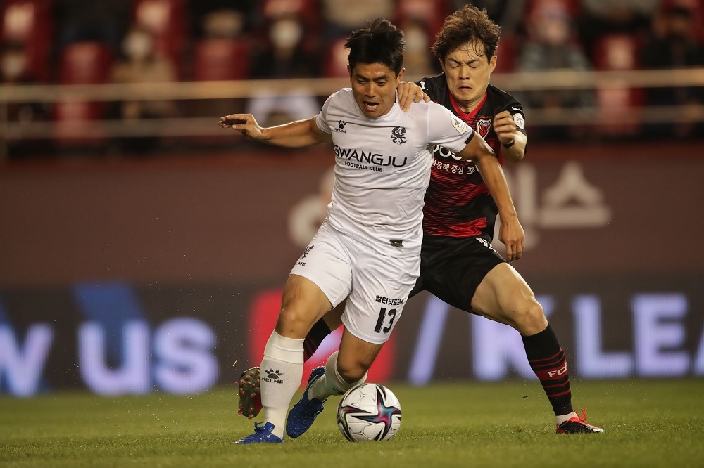 Pohang Steelers ăn mừng bàn thắng quyết định trước Gwangju tại giải K-League