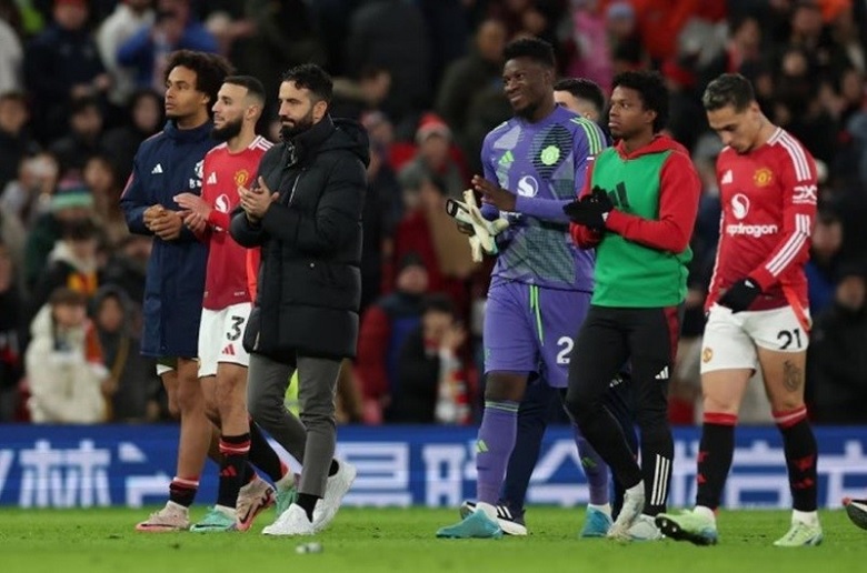 HLV Amorim với vẻ mặt trầm tư trong giai đoạn đầu dẫn dắt Manchester United, đối mặt với áp lực lớn sau những kết quả thất vọng hồi tháng 1.