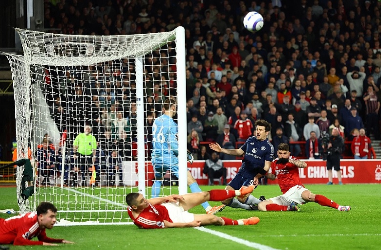 HLV Amorim và màn trình diễn xuất sắc của Harry Maguire ở vị trí tiền đạo, giúp MU thắng Lyon tại tứ kết Europa League