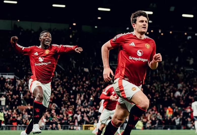 HLV Amorim chỉ đạo bên ngoài đường pitch trong trận MU lội ngược dòng thần kỳ trước Lyon tại Europa League