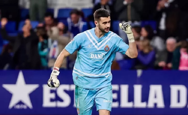 Joan Garcia trên sân, sắp trở thành thủ môn số một của Barcelona