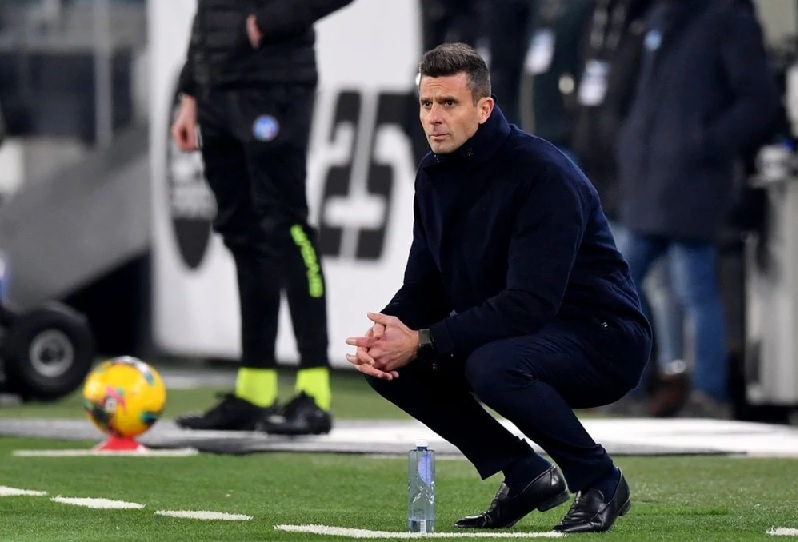 HLV Thiago Motta trong thời gian dẫn dắt Juventus, với vẻ mặt đầy suy tư khi đội bóng không đạt được thành công mong đợi.