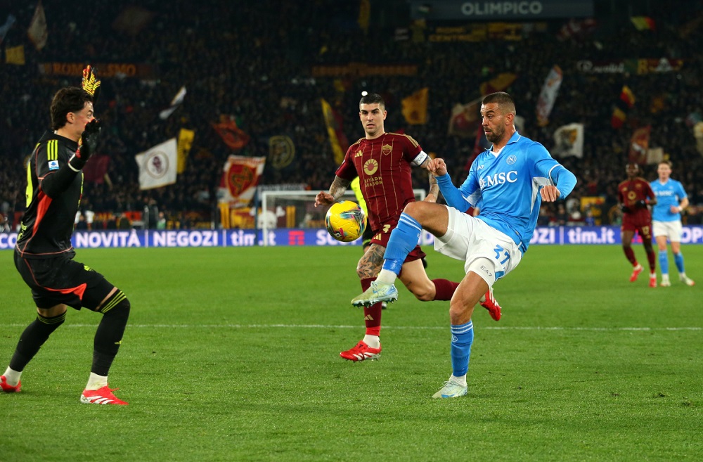Cầu thủ AS Roma và Napoli tranh bóng quyết liệt trên sân Stadio Olimpico trong trận hòa 1-1 tại Serie A