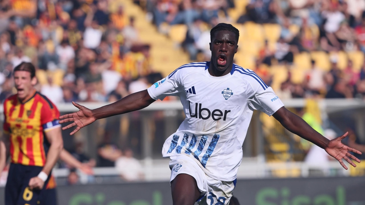 Cầu thủ Como ăn mừng bàn thắng trong trận đấu then chốt với Lecce, giúp họ tiến gần hơn đến mục tiêu trụ hạng