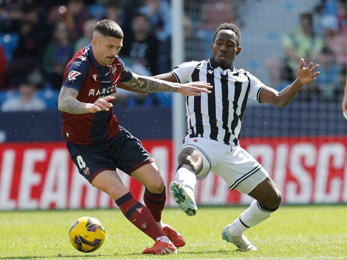 Cầu thủ Levante và Castellón tranh tài nảy lửa trên sân, một phần của chiến thắng 3-2