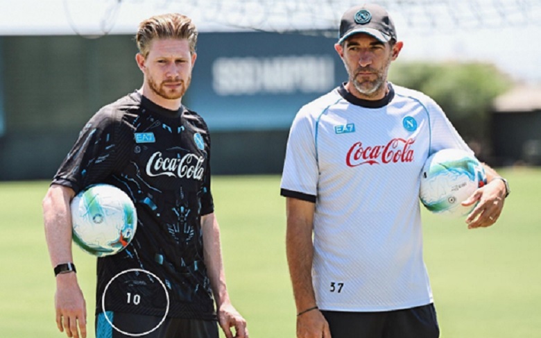 Kevin De Bruyne tập luyện với áo số 10 tại Napoli