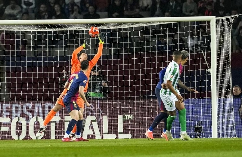 Thủ môn Adrian của Real Betis bay người cản phá xuất sắc cú sút nguy hiểm, giữ vững tỷ số hòa trước Barcelona