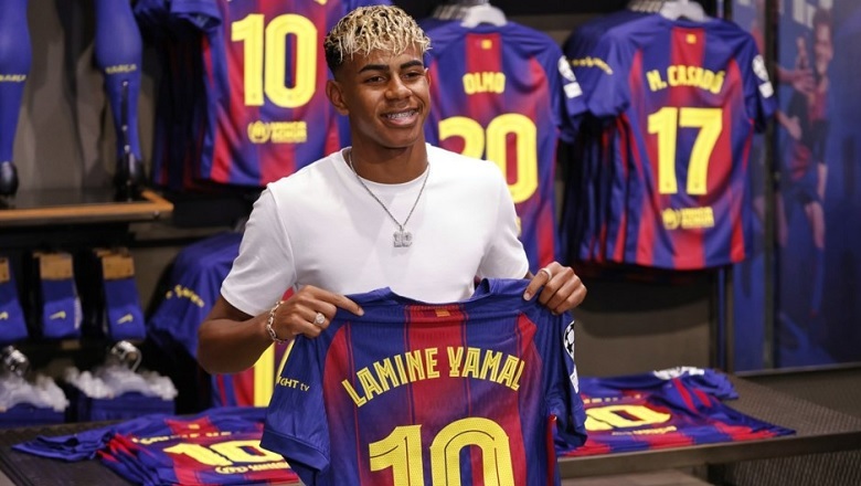 Lamine Yamal rạng rỡ nhận chiếc áo số 10 biểu tượng của Barcelona, khẳng định tương lai tại Camp Nou.