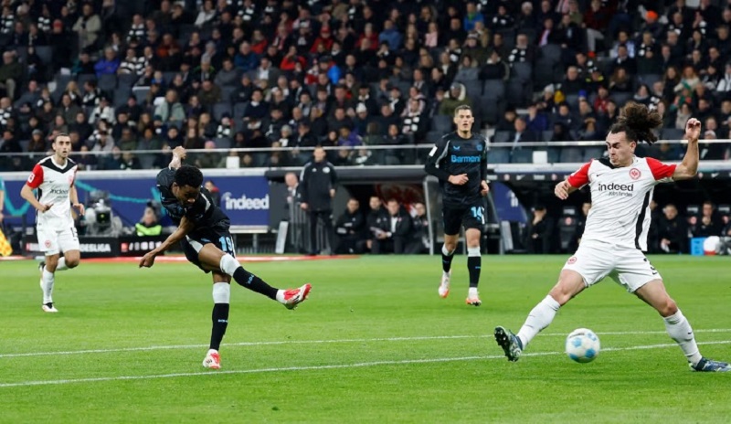 Cầu thủ Leverkusen ăn mừng chiến thắng 4-1 trước Frankfurt tại Bundesliga, nối dài chuỗi bất bại