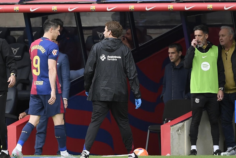 Lewandowski đau đớn rời sân sau chấn thương, nguy cơ lỡ đại chiến Real Madrid và Inter Milan