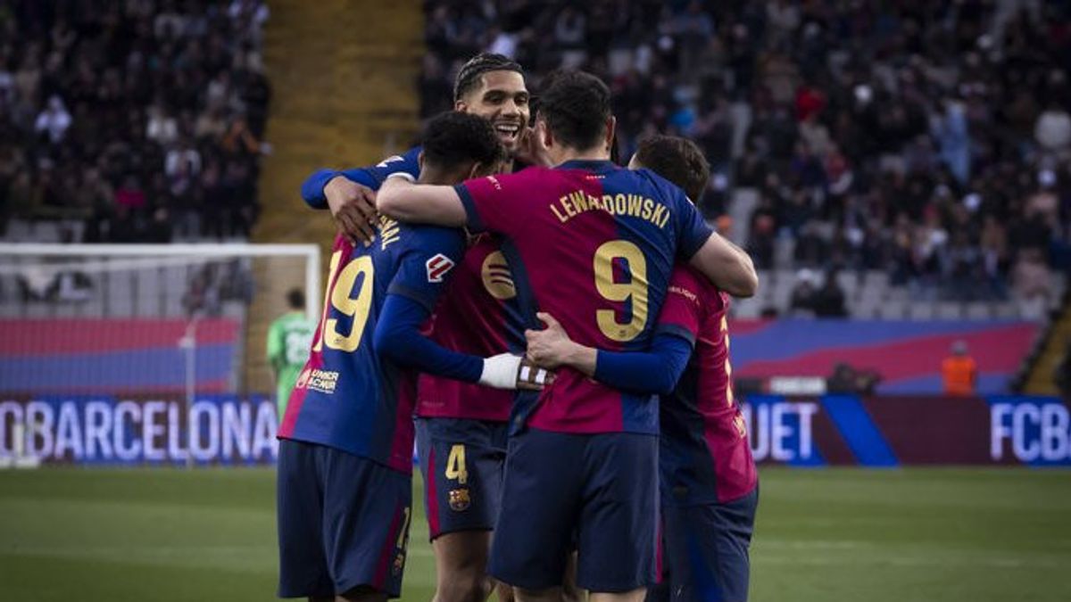 Cầu thủ Barcelona tập luyện và tưởng niệm bác sĩ Carles Minarro Garcia trước trận đấu với Benfica tại Cúp C1 châu Âu