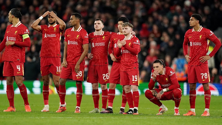 Các cầu thủ Liverpool thất thần sau khi thua PSG trên chấm luân lưu, chính thức dừng bước tại Cúp C1.