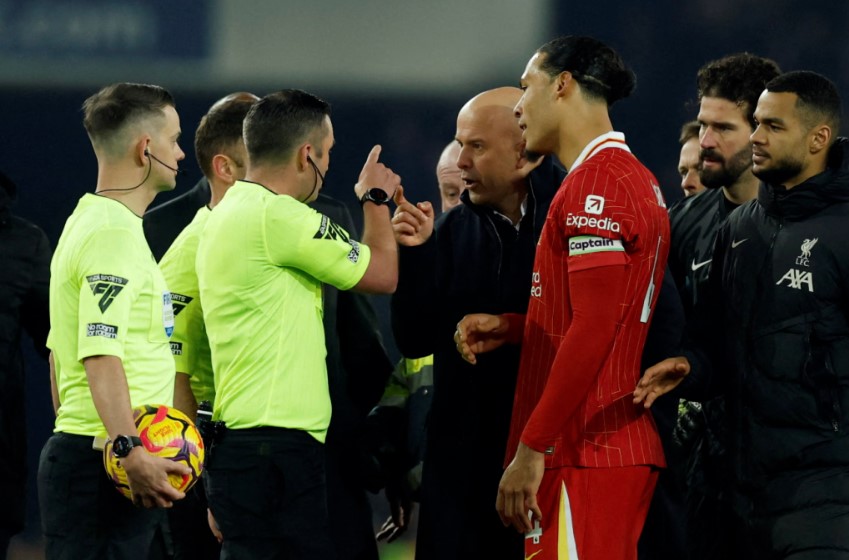 Van Dijk chỉ trích trọng tài Michael Oliver sau trận hòa 2-2 của Liverpool với Everton