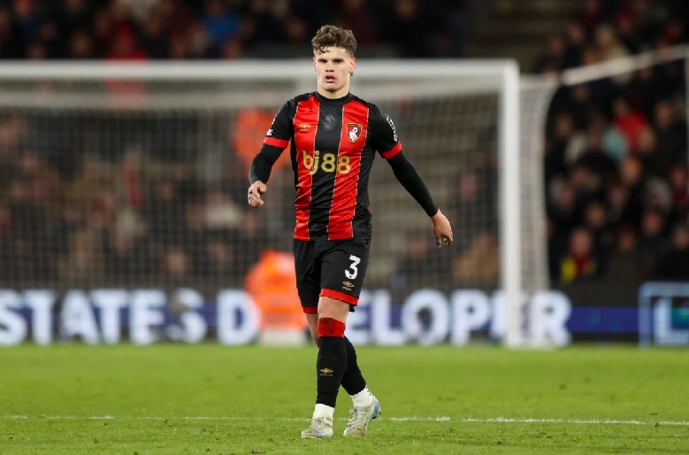 Milos Kerkez trong màu áo Bournemouth thi đấu tại Premier League, mục tiêu chuyển nhượng của Liverpool