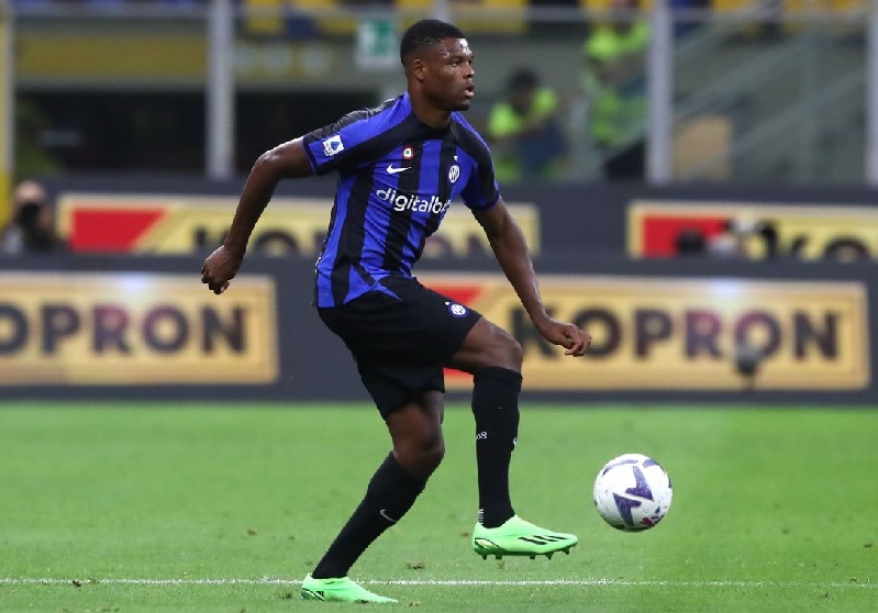 Denzel Dumfries trong màu áo Inter Milan đang thi đấu trên sân cỏ