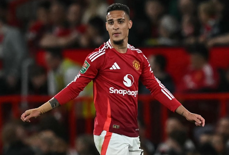 Antony trong màu áo Manchester United, đối mặt với áp lực phong độ trước khi sang Real Betis dưới dạng cho mượn.