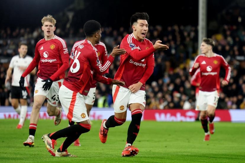 Đội hình Manchester United trên sân, phản ánh mùa giải đầy thử thách và kế hoạch du đấu châu Á nhằm cải thiện tài chính.