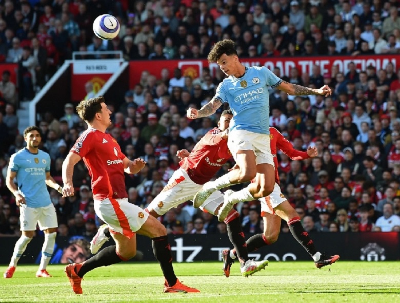 Cầu thủ MU và Man City tranh chấp bóng quyết liệt trong trận derby Manchester kết thúc hòa 0-0 tại Old Trafford