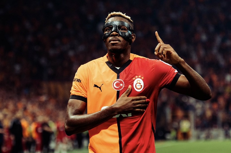 Tiền đạo Victor Osimhen trong màu áo Napoli, mục tiêu chuyển nhượng hàng đầu của Manchester United