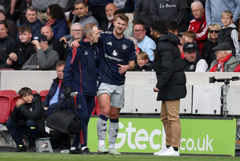Trung vệ Matthijs de Ligt của MU phải rời sân vì chấn thương trong trận đấu với Brentford, đối mặt nguy cơ bỏ lỡ phần còn lại của mùa giải.