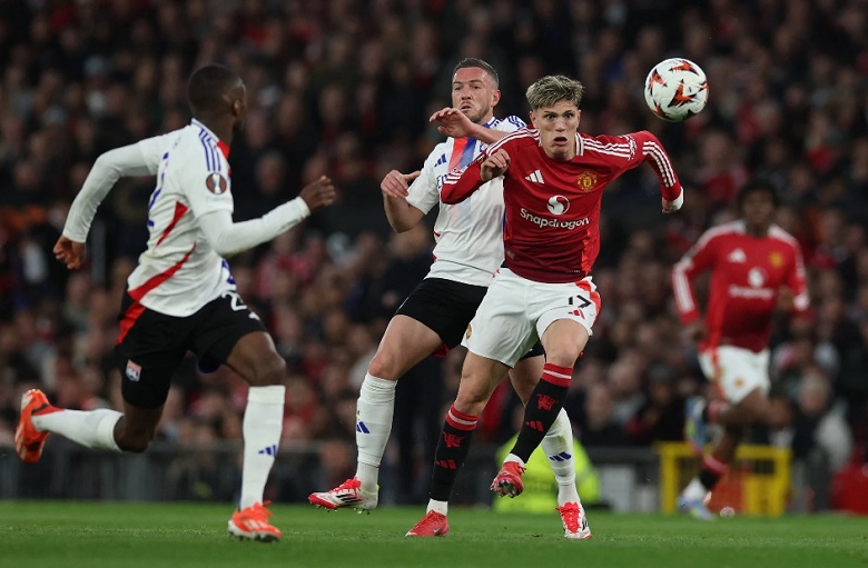 Người hâm mộ MU ăn mừng sau bàn thắng kịch tính tại Old Trafford