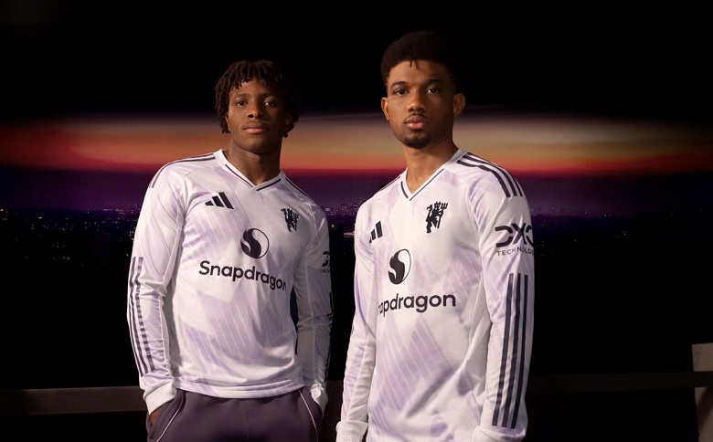 Áo đấu sân khách Manchester United mùa giải 2025/26 với thiết kế màu tím và trắng tinh tế