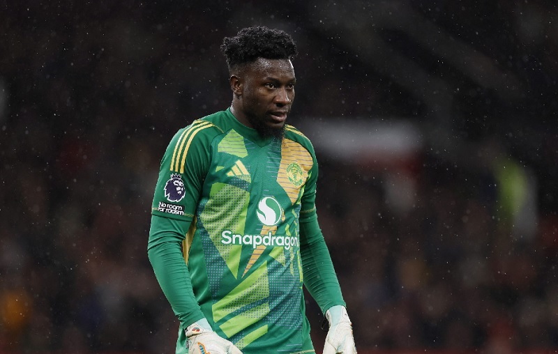 Andre Onana với biểu cảm thất vọng trong màu áo Manchester United, đối diện tin đồn chuyển nhượng rời CLB vào hè 2025