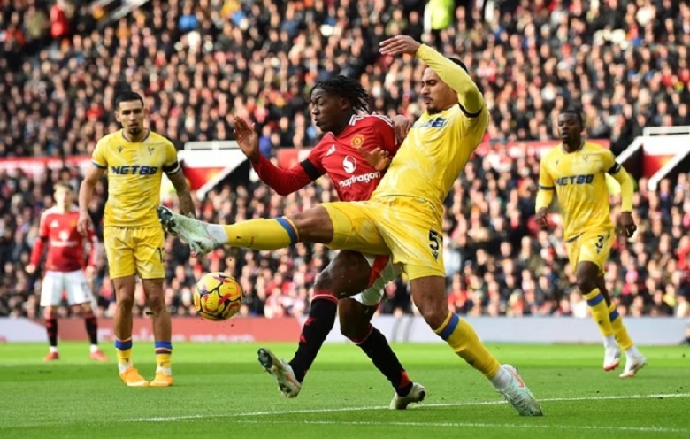 Thủ thành André Onana bất lực nhìn bóng vào lưới sau bàn mở tỷ số của Jean-Philippe Mateta, đẩy MU vào tình thế khó khăn trong cuộc đua Top 4 Ngoại hạng Anh.