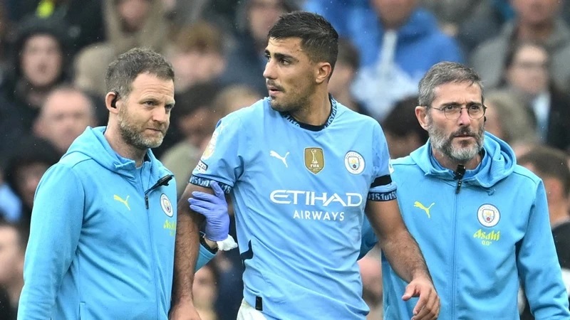 Tiền vệ Rodri tập luyện hồi phục chấn thương cho Man City