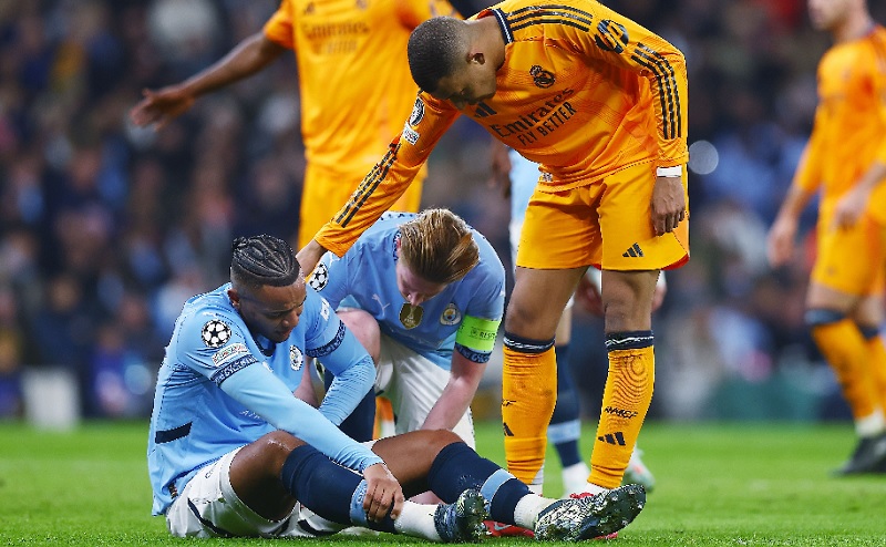Manuel Akanji, trung vệ Man City, gặp chấn thương trong trận lượt đi Champions League với Real Madrid tại Bernabeu, gây lo lắng cho đội bóng