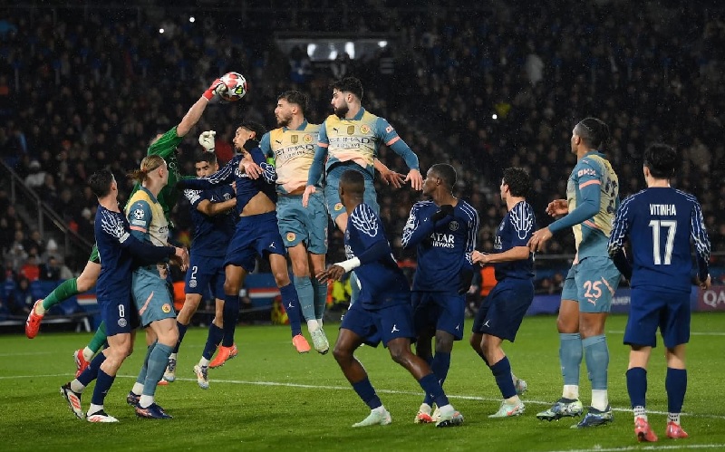 Cầu thủ PSG ăn mừng bàn thắng vào lưới Man City trong trận đấu kịch tính tại Champions League